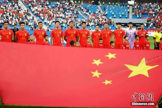 我不知道这些（汉密尔顿曾在场边做球童），6年前？哇，是的。